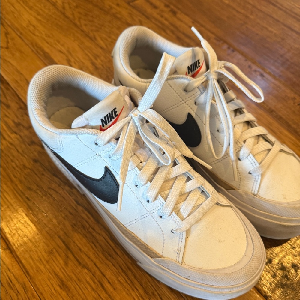 Nike Court Legacy used-like new woman's size 8